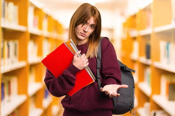 Trött Student Kvinna Ofokuserat Bakgrund — Stockfoto