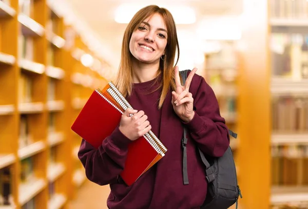 Student Vrouw Maken Overwinning Gebaar Ongericht Achtergrond — Stockfoto