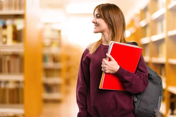 学生妇女看横向在未聚焦的背景 — 图库照片