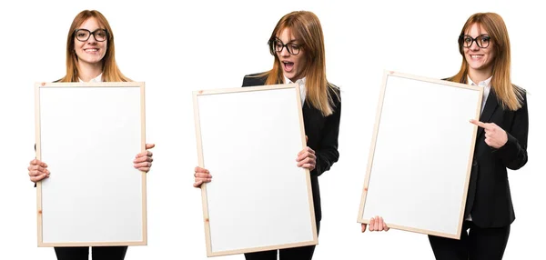 一组年轻的商业妇女拿着一个空标语牌 — 图库照片