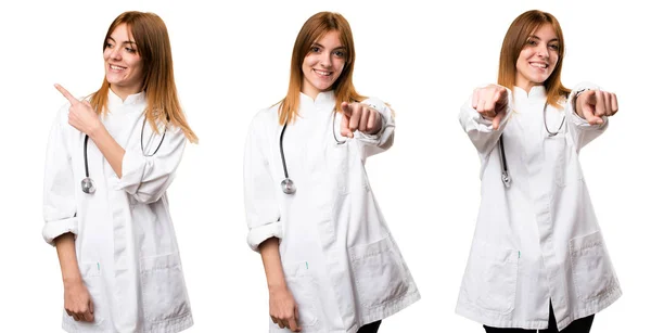 Conjunto Jovem Médico Mulher Apontando Para Frente Lateral — Fotografia de Stock