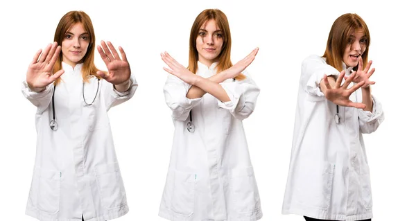 Conjunto Jovem Médico Mulher Fazendo Nenhum Gesto — Fotografia de Stock