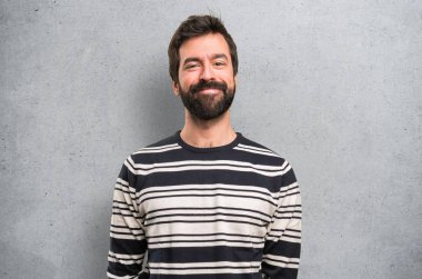 Dokulu arka plan üzerinde sakallı mutlu adam