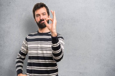 Ok işareti yapma sakallı dokulu arka plan