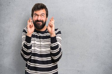 Parmaklarıyla dokulu arka plan üzerinde geçiş sakallı