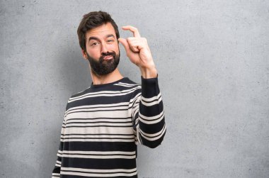 Sakallı küçük işareti üzerinde dokulu arka plan yapma