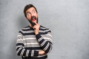 Sürpriz bir jest yapma sakallı dokulu arka plan