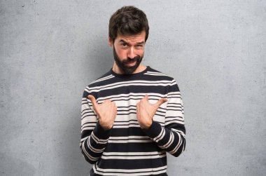 Sürpriz bir jest yapma sakallı dokulu arka plan