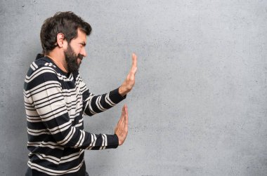 Bir şey üzerinde dokulu arka plan iterek sakallı