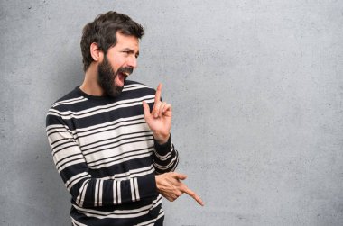 Dokulu arka plan üzerinde dans sakallı