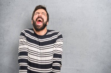 Dokulu arka plan üzerine bağırarak sakallı