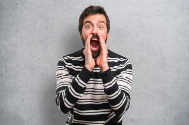 Dokulu arka plan üzerine bağırarak sakallı