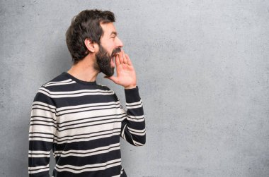 Dokulu arka plan üzerine bağırarak sakallı