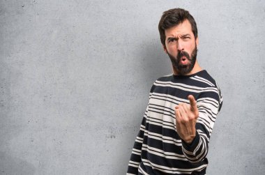 Dokulu arka plan üzerine bağırarak sakallı