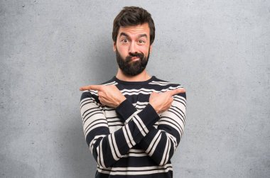 Dokulu arka plan üzerinde şüpheleri Laterallerin işaret eden sakallı