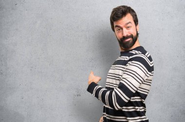 Geri dokulu arka plan üzerinde işaret eden sakallı