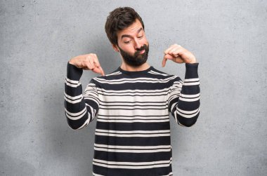 Sakal dokulu arka plan üzerinde aşağıyı ile adam