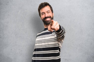 Dokulu arka plan ön işaret eden sakallı