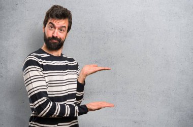 Sakallı bir şey dokulu arka plan üzerinde sunulması