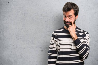 Sakallı bir şey dokulu arka plan üzerinde gösterilen