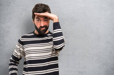 Sakallı bir şey dokulu arka plan üzerinde gösterilen