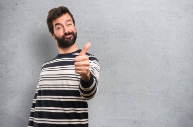 Dokulu arka plan üzerinde başparmak ile sakallı