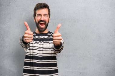 Dokulu arka plan üzerinde başparmak ile sakallı