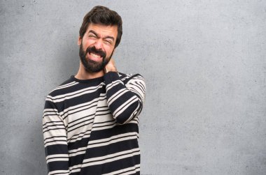 Boyun ağrısı dokulu arka plan üzerinde olan sakallı