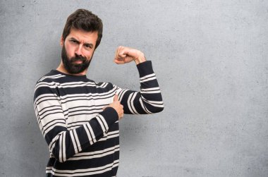 Sakallı dokulu arka plan üzerinde güçlü bir jest yapma