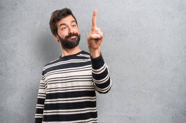 Dokulu arka plan şeffaf ekranda dokunmadan sakallı