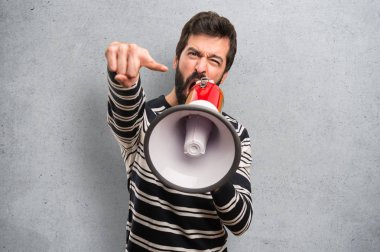 Sakallı bir megafon dokulu arka plan üzerinde tutan