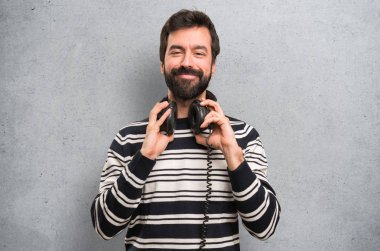 Sakal dinleme müzik dokulu arka plan ile mutlu adam