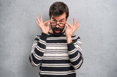 Dokulu arka plan gözlüklerle sakallı