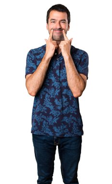 Beyaz arka plan üzerinde mutlu esmer adam