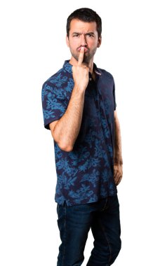 Esmer adam yapma boynuz jest beyaz arka plan üzerinde