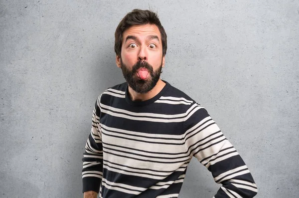 Homem Com Barba Fazendo Uma Piada Sobre Fundo Texturizado — Fotografia de Stock