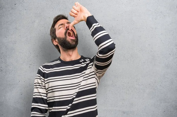 Man Met Baard Dronken Gebaar Maken Gestructureerde Achtergrond — Stockfoto