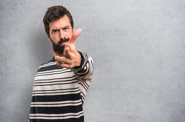 Homem Com Barba Fazendo Gesto Arma Fundo Texturizado — Fotografia de Stock