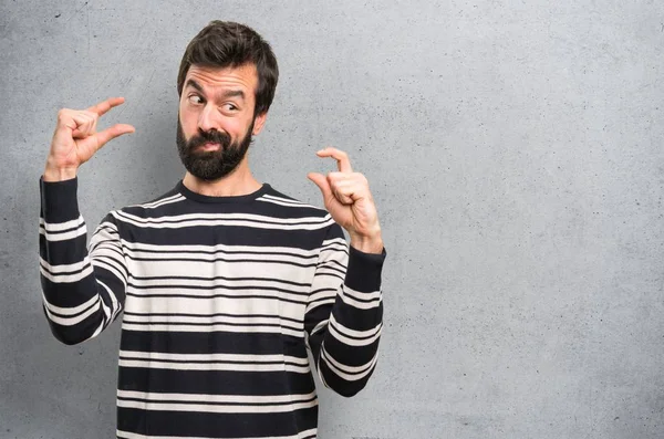 Homme Avec Barbe Faisant Signe Minuscule Sur Fond Texturé — Photo