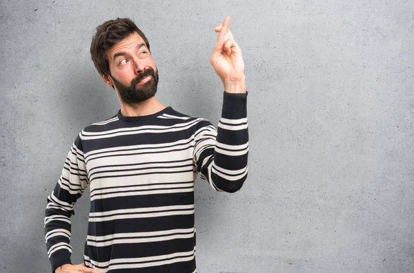 Hombre Con Barba Con Los Dedos Cruzando Sobre Fondo Texturizado —  Fotos de Stock