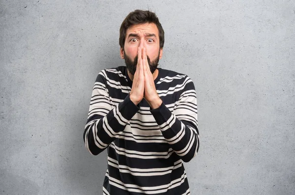 Hombre Con Barba Suplicando Sobre Fondo Texturizado —  Fotos de Stock