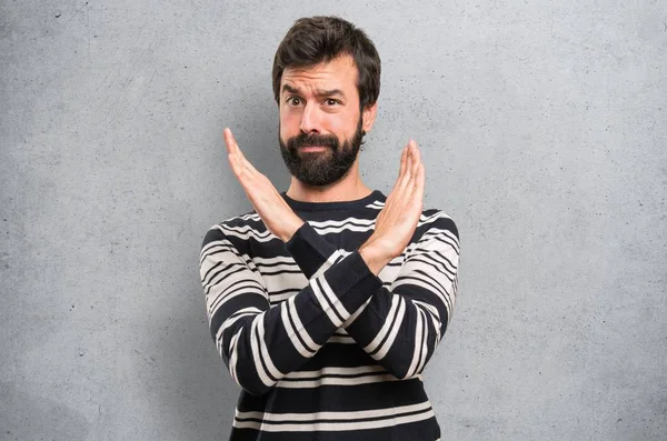 Mann Mit Bart Macht Keine Geste Auf Strukturiertem Hintergrund — Stockfoto