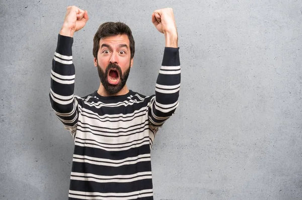 Hombre Afortunado Con Barba Sobre Fondo Texturizado —  Fotos de Stock