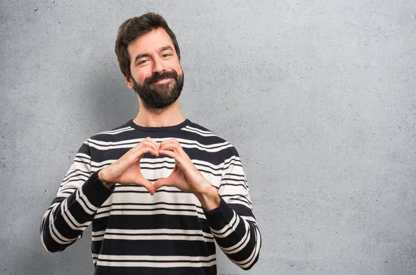 Homem Com Barba Fazendo Coração Com Mãos Fundo Texturizado — Fotografia de Stock