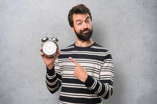 Hombre Feliz Con Barba Sosteniendo Reloj Vintage Sobre Fondo Texturizado —  Fotos de Stock