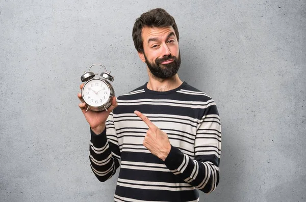 Gelukkig Man Met Baard Die Houdt Van Vintage Klok Gestructureerde — Stockfoto