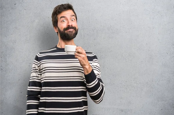 Šťastný Muž Plnovousem Držící Šálek Kávy Podklad Texturou — Stock fotografie