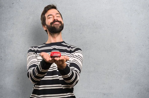 Gelukkig Man Met Baard Houden Een Autootje Gestructureerde Achtergrond — Stockfoto