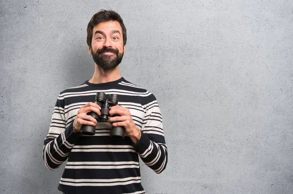 Homem Feliz Com Barba Com Binóculos Fundo Texturizado — Fotografia de Stock