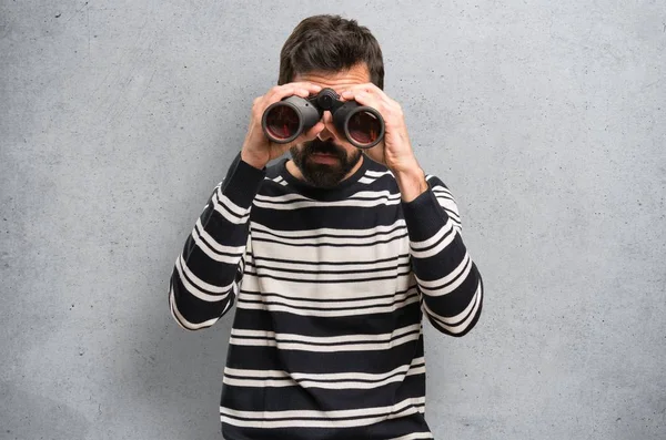 Hombre Con Barba Con Prismáticos Sobre Fondo Texturizado — Foto de Stock